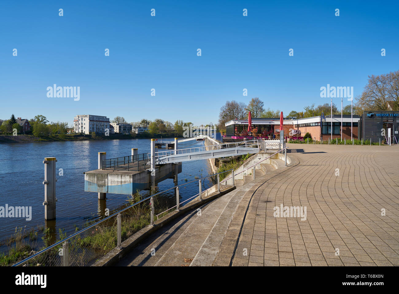 Uferpromenade auf der Elbe in Magdeburg. Stockfoto