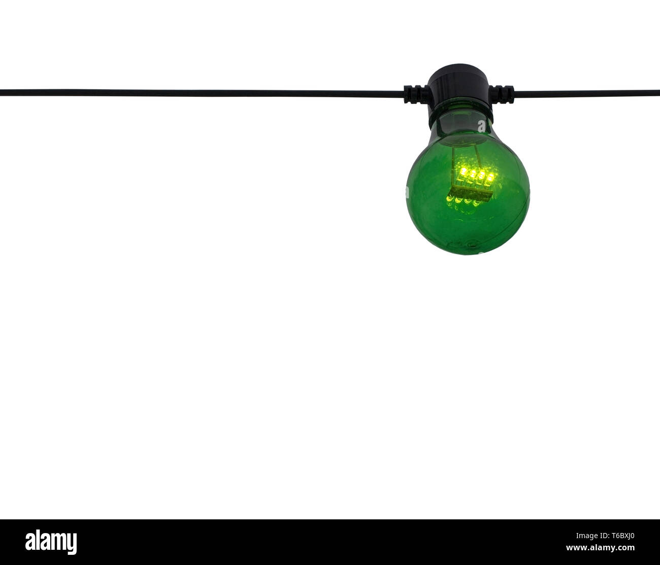 Grüne Farbe Glühbirne auf String isoliert auf weißem Stockfoto