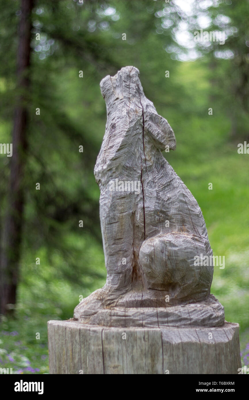 Holzskulptur von einem Wolf Stockfoto