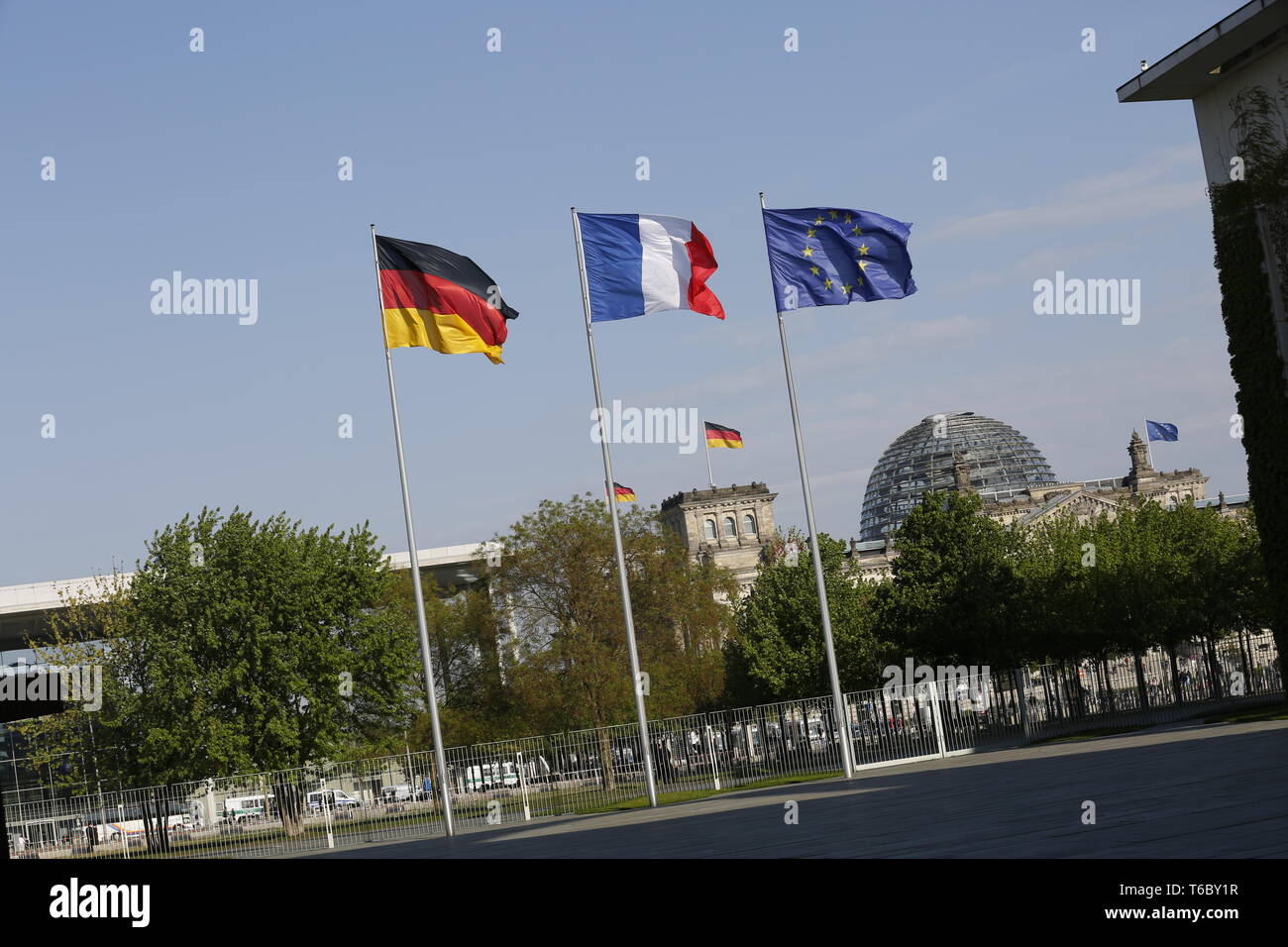 Berlin, Deutschland. 29 Apr, 2019. 29.04.2019, Berlin, Deutschland, Bundeskanzlerin Angela Merkel, zusammen mit dem französischen Präsidenten Emmanuel Längestrich, erhält die sechs Staats- und Regierungschefs aus den Ländern des westlichen Balkans Bosnien-Herzegowina, Kroatien, Kosovo, Montenegro, Serbien und Slowenien. Unter anderem das Treffen wird auf der EU-Perspektive von Albanien, Mazedonien, Montenegro, Serbien, Kosovo und Bosnien-Herzegowina konzentrieren. Das Foto zeigt die Flaggen im Innenhof des Bundeskanzleramt in Berlin. Quelle: Simone Kuhlmey/Pacific Press/Alamy leben Nachrichten Stockfoto