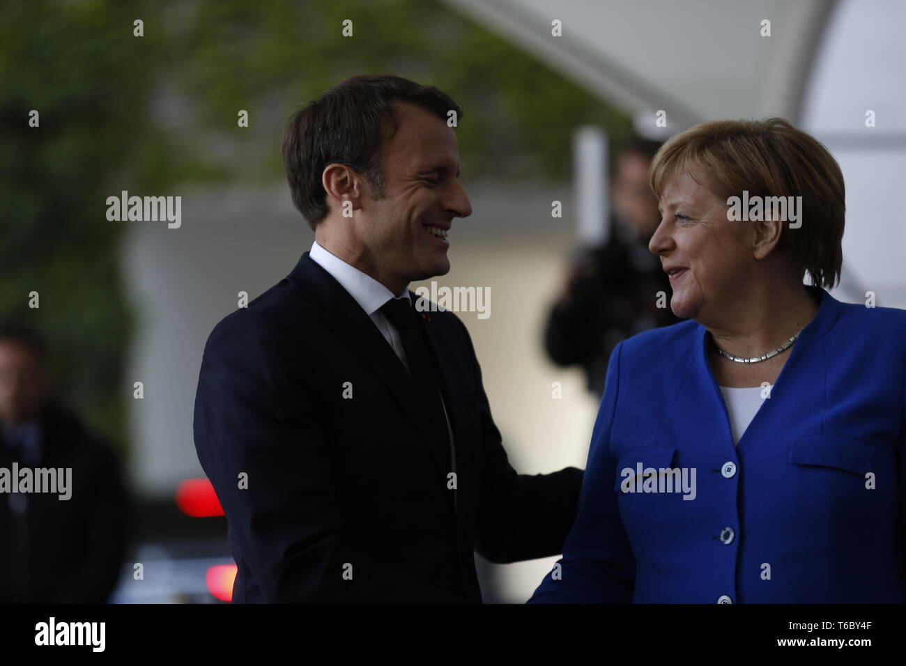 Berlin, Deutschland. 29 Apr, 2019. 29.04.2019, Berlin, Deutschland, Bundeskanzlerin Angela Merkel begrüßen die französische Präsident Emmanuel Längestrich auf dem roten Teppich im Innenhof des Bundeskanzleramt in Berlin für den westlichen Balkan Gipfeltreffen. Quelle: Simone Kuhlmey/Pacific Press/Alamy leben Nachrichten Stockfoto