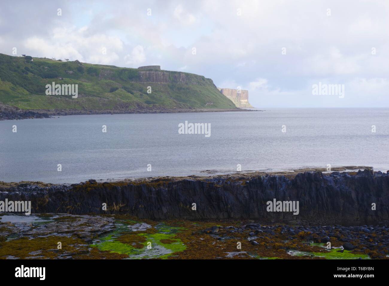 Kilt Rock und Mealt fällt unter einem Regenbogen aus Rubha nam Brathairean (Brüder) North East Skye, inneren Hebridies, Schottland, Großbritannien. Stockfoto