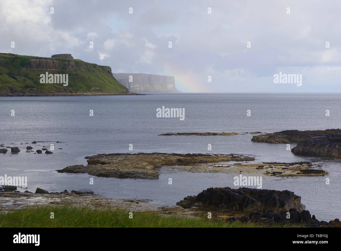 Kilt Rock und Mealt fällt unter einem Regenbogen aus Rubha nam Brathairean (Brüder) North East Skye, inneren Hebridies, Schottland, Großbritannien. Stockfoto
