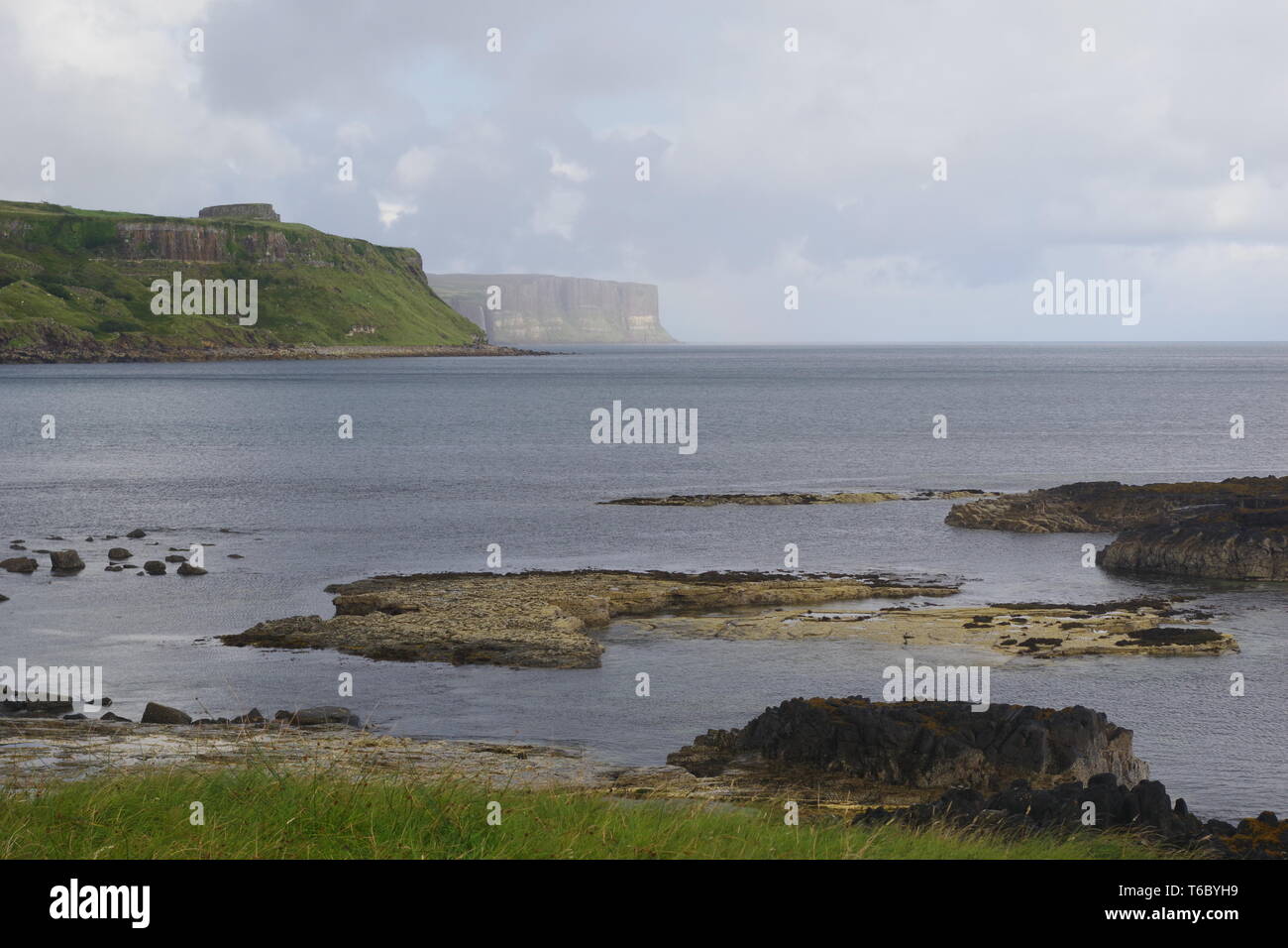 Kilt Rock und Mealt fällt unter einem Regenbogen aus Rubha nam Brathairean (Brüder) North East Skye, inneren Hebridies, Schottland, Großbritannien. Stockfoto
