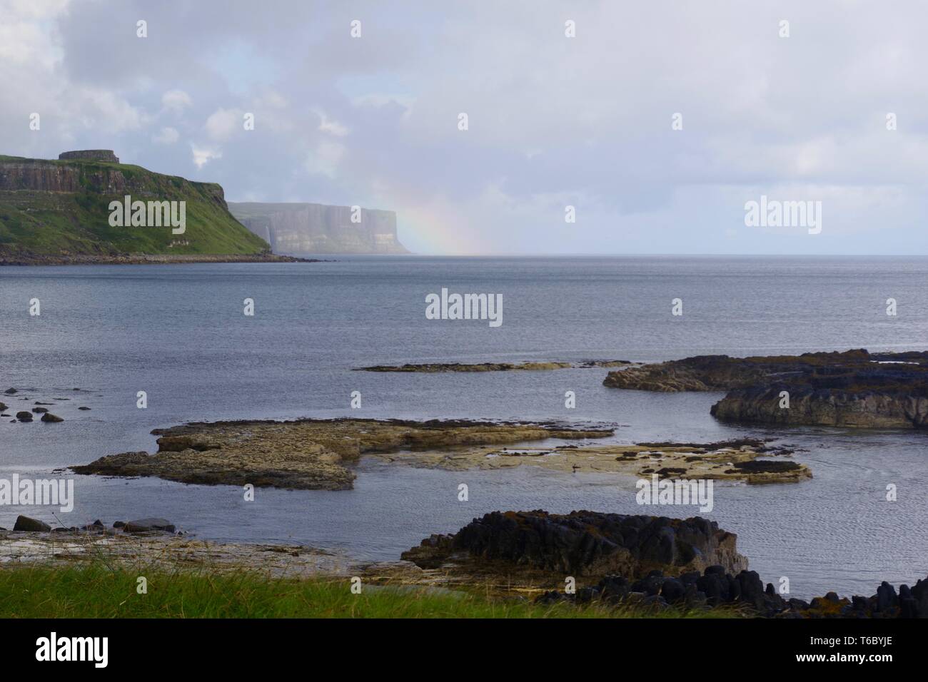 Kilt Rock und Mealt fällt unter einem Regenbogen aus Rubha nam Brathairean (Brüder) North East Skye, inneren Hebridies, Schottland, Großbritannien. Stockfoto