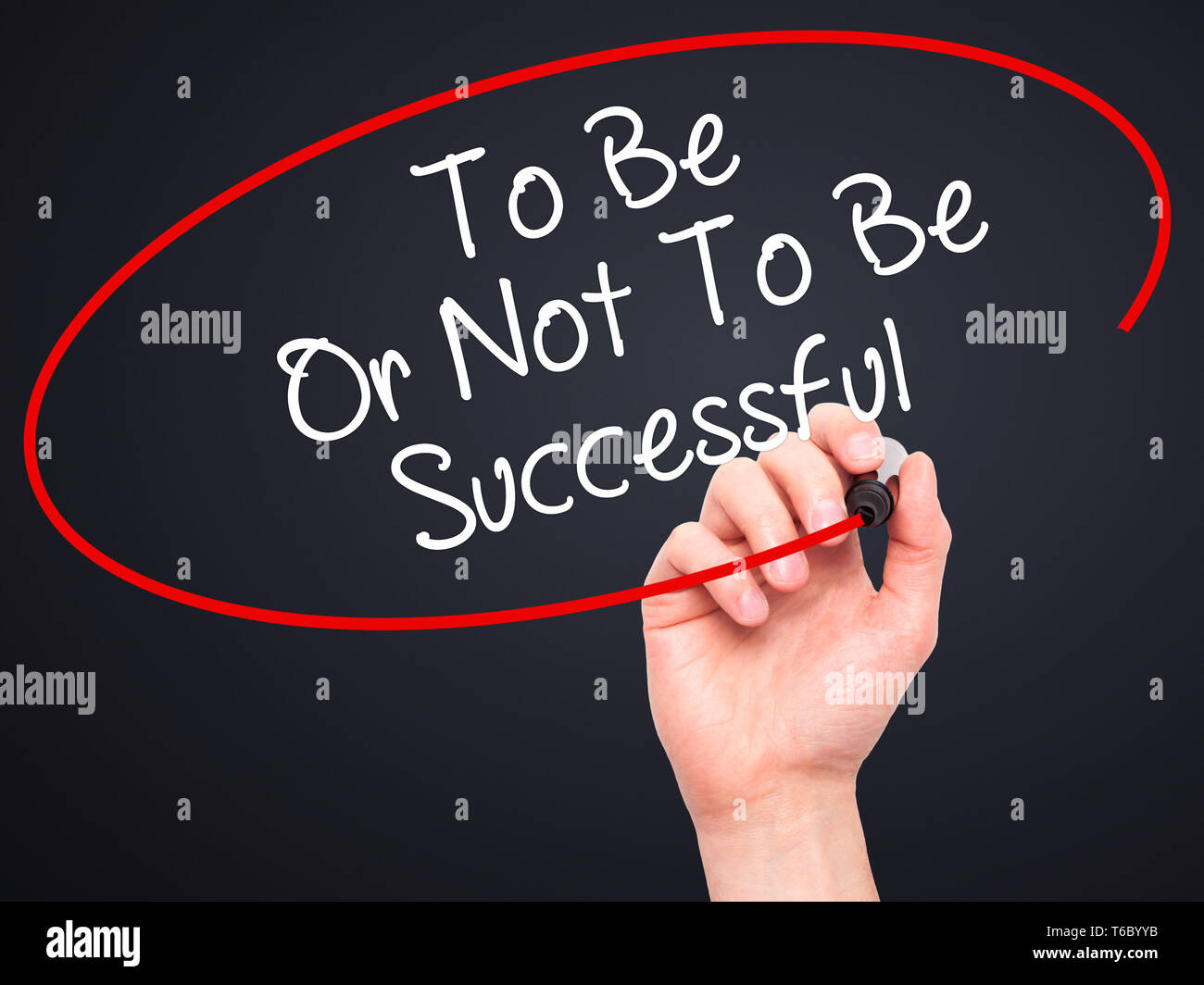 Mann Hand schreiben oder nicht erfolgreich mit schwarzem Marker auf visuelle Bildschirm Stockfoto