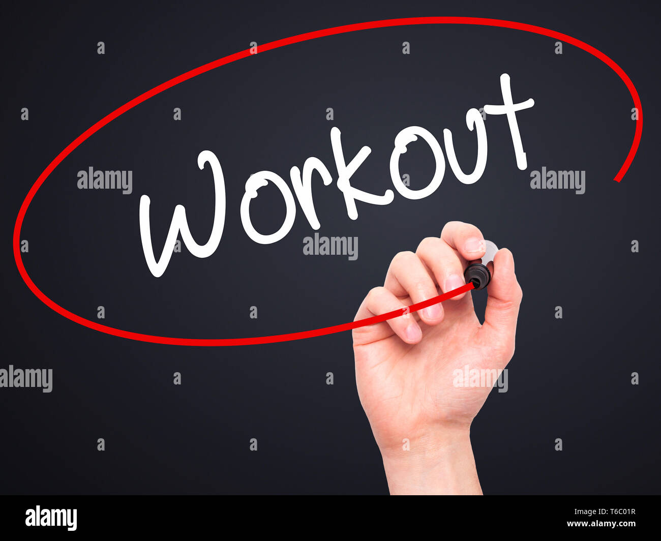 Mann Hand schreiben Workout mit schwarzem Marker auf visuelle Bildschirm Stockfoto