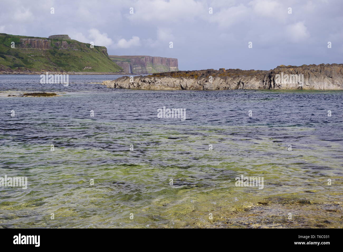 Kilt Rock und Mealt fällt unter einem Regenbogen aus Rubha nam Brathairean (Brüder) North East Skye, inneren Hebridies, Schottland, Großbritannien. Stockfoto