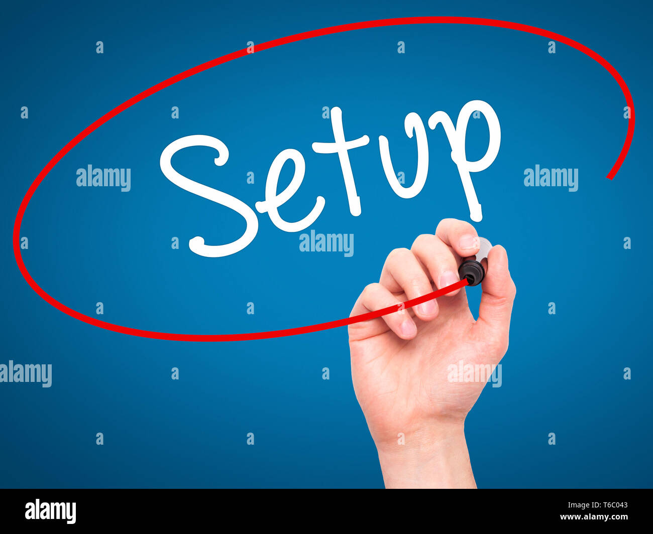 Mann Hand schreiben Setup mit schwarzem Marker auf visuelle Bildschirm Stockfoto