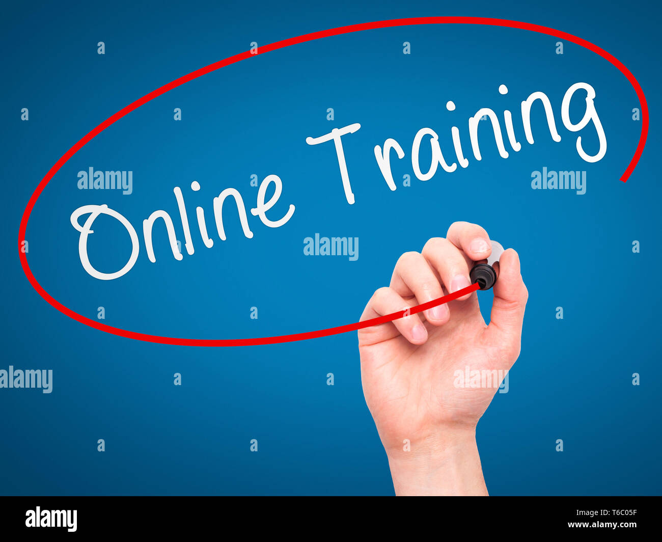 Mann Hand schreiben Online Training mit Marker auf Transparenten abwischen Board Stockfoto