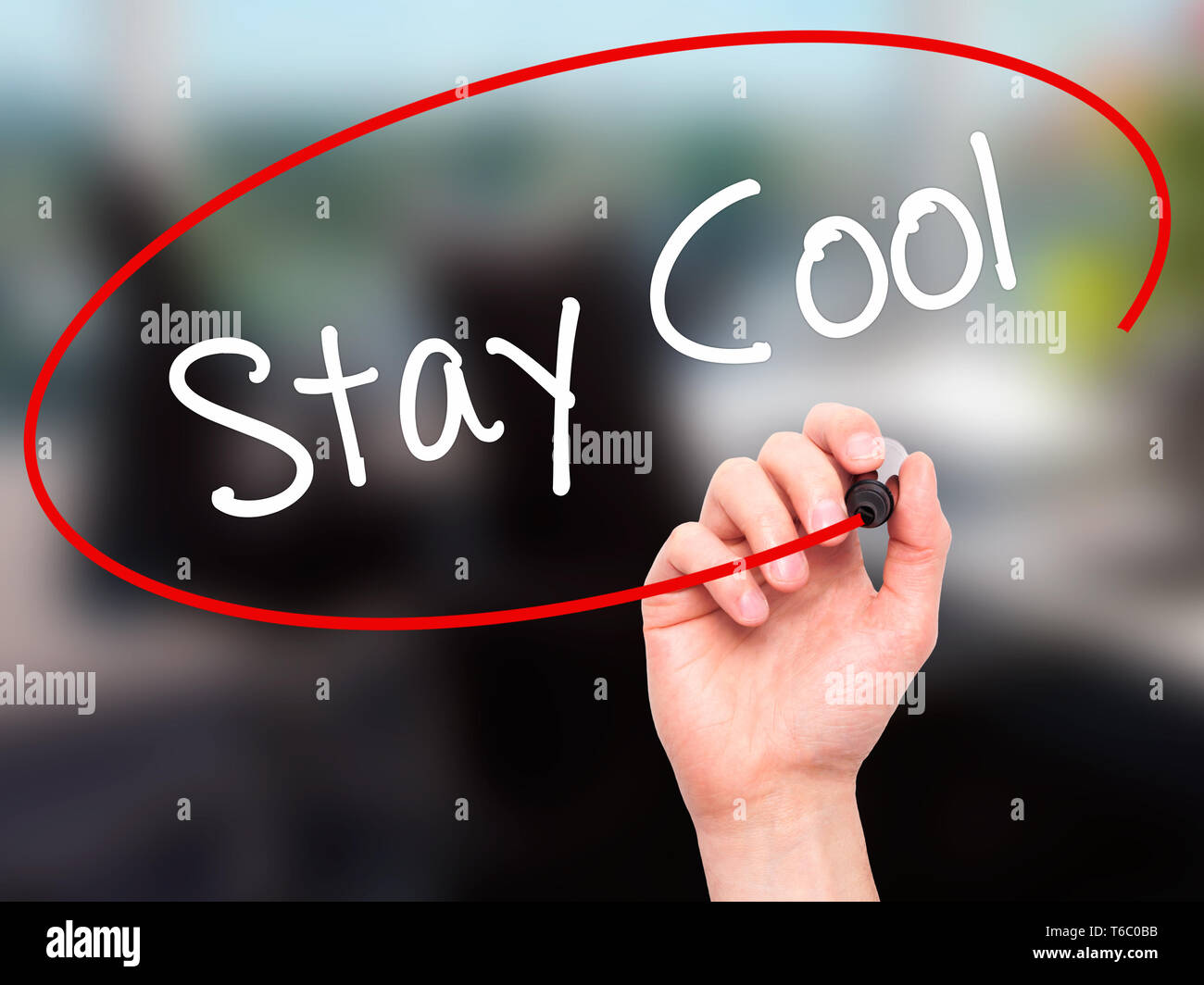 Mann Hand schreiben Cool bleiben mit schwarzem Marker auf visuelle Bildschirm Stockfoto