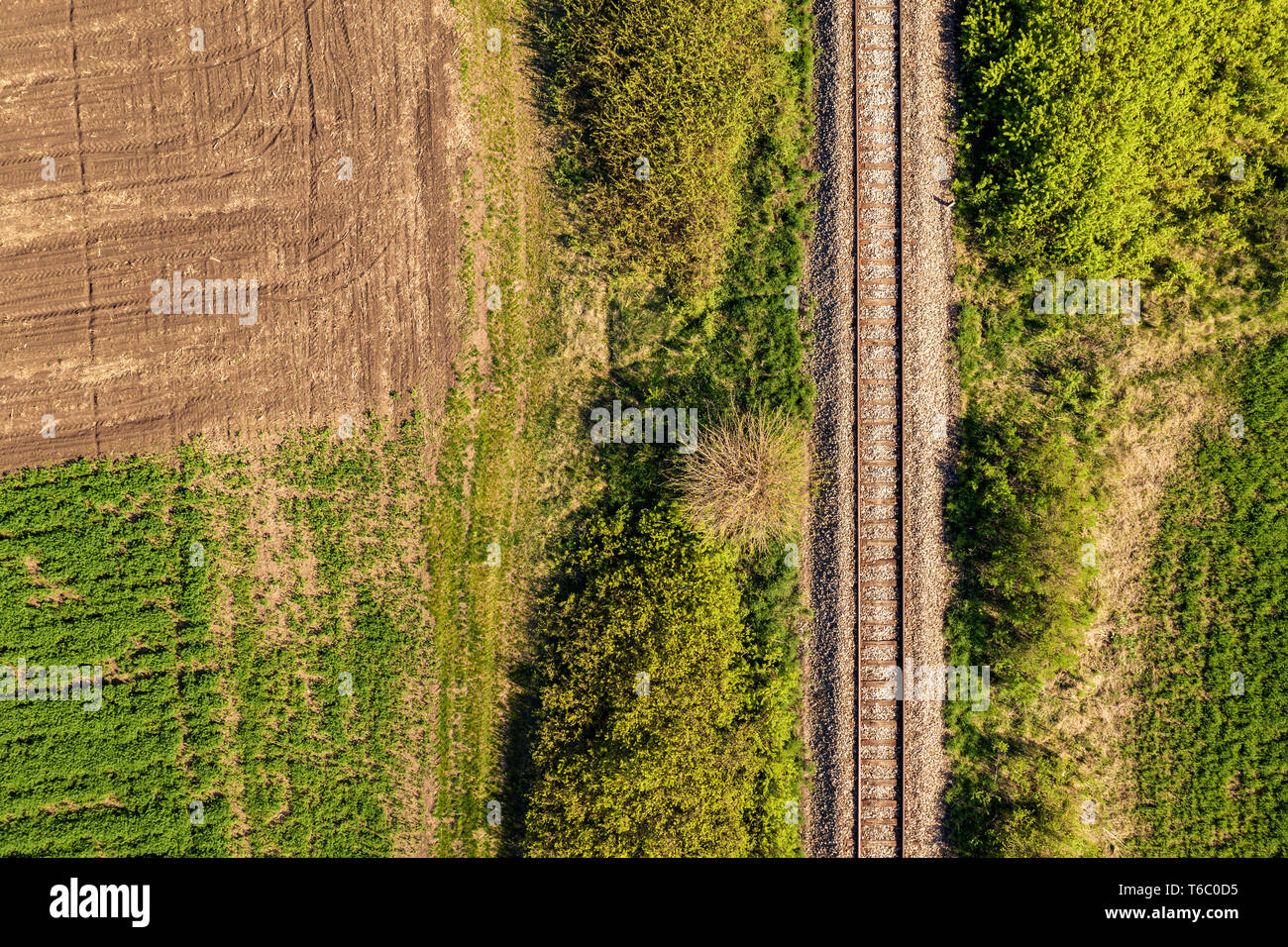 Luftaufnahme der Bahn durch die Landschaft Landschaft, top-down Perspektive von Drone pov Stockfoto