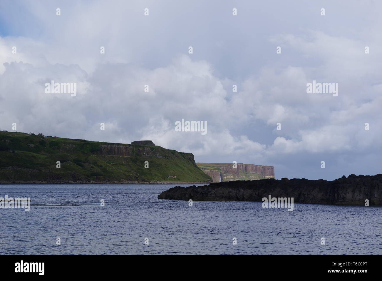 Kilt Rock und Mealt fällt unter einem Regenbogen aus Rubha nam Brathairean (Brüder) North East Skye, inneren Hebridies, Schottland, Großbritannien. Stockfoto