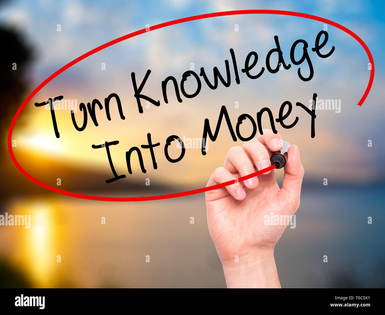 Mann Hand schreiben Sie Wissen zu Geld mit schwarzem Marker auf visuelle Bildschirm Stockfoto