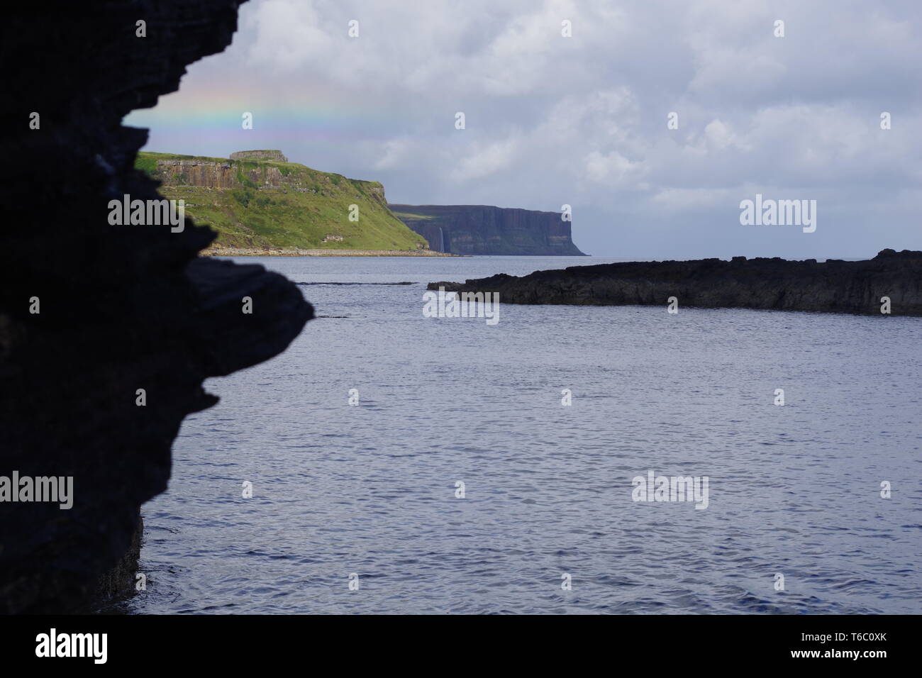 Kilt Rock und Mealt fällt unter einem Regenbogen aus Rubha nam Brathairean (Brüder) North East Skye, inneren Hebridies, Schottland, Großbritannien. Stockfoto