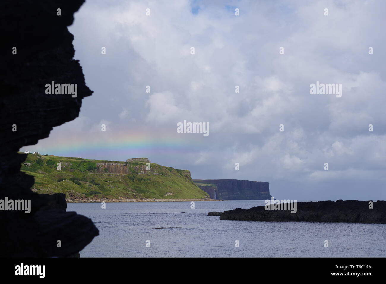 Kilt Rock und Mealt fällt unter einem Regenbogen aus Rubha nam Brathairean (Brüder) North East Skye, inneren Hebridies, Schottland, Großbritannien. Stockfoto