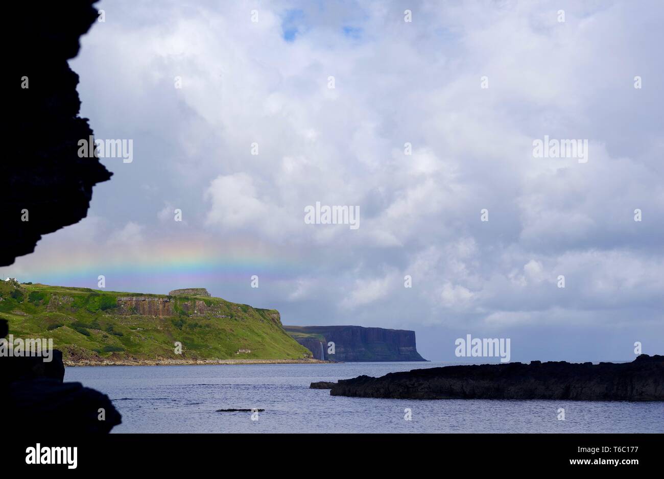 Kilt Rock und Mealt fällt unter einem Regenbogen aus Rubha nam Brathairean (Brüder) North East Skye, inneren Hebridies, Schottland, Großbritannien. Stockfoto