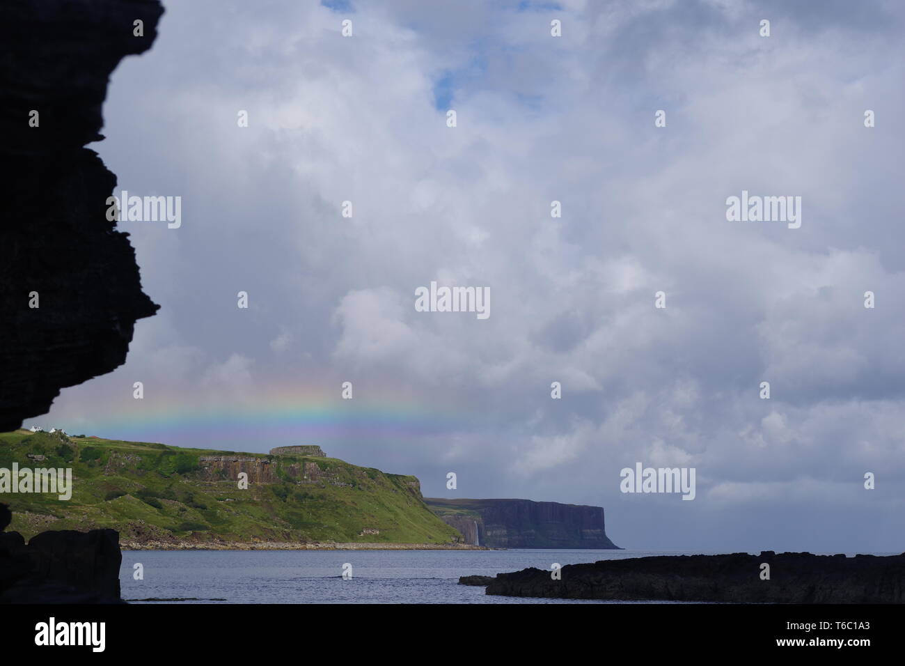 Kilt Rock und Mealt fällt unter einem Regenbogen aus Rubha nam Brathairean (Brüder) North East Skye, inneren Hebridies, Schottland, Großbritannien. Stockfoto