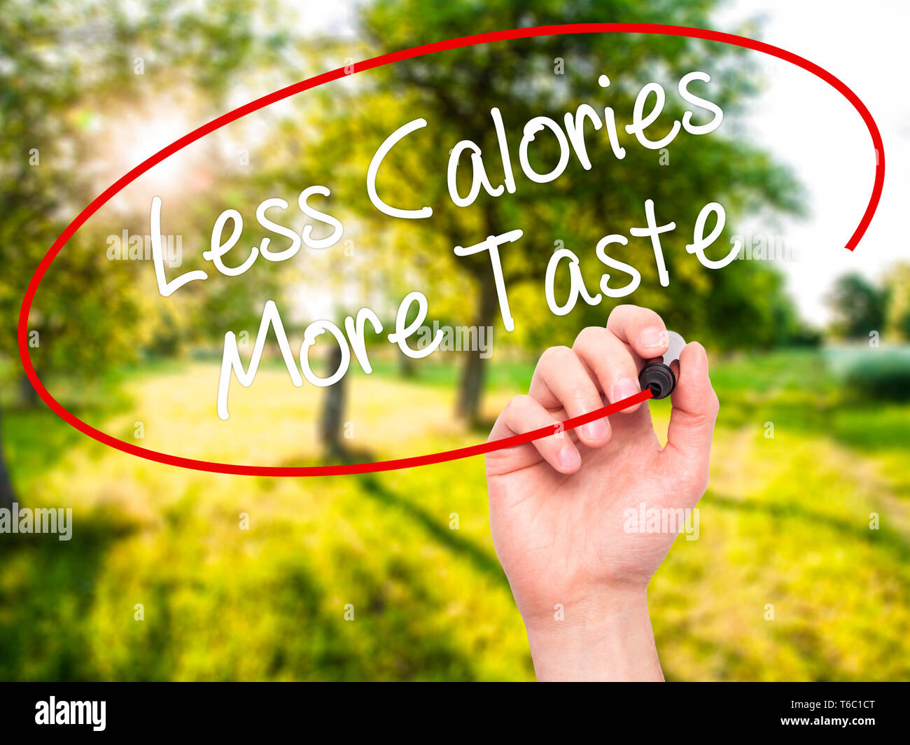Mann Hand schreiben weniger Kalorien mehr Geschmack mit schwarzem Marker auf visuelle Bildschirm Stockfoto