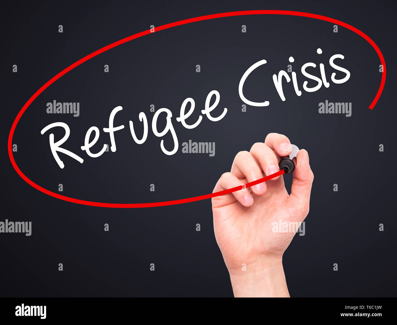 Mann Hand schreiben Flüchtlingskrise mit schwarzem Marker auf visuelle Bildschirm Stockfoto