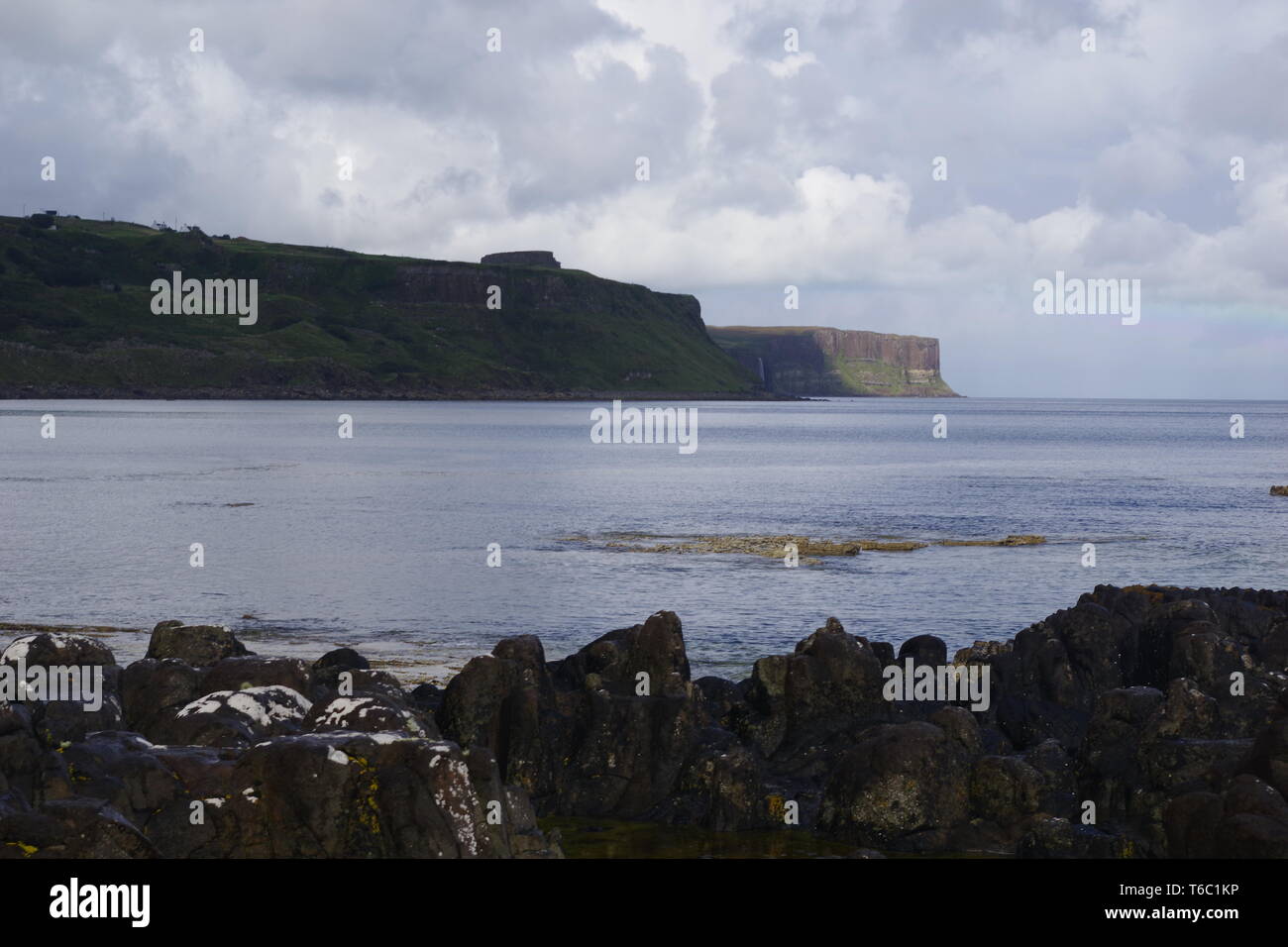 Kilt Rock und Mealt fällt unter einem Regenbogen aus Rubha nam Brathairean (Brüder) North East Skye, inneren Hebridies, Schottland, Großbritannien. Stockfoto