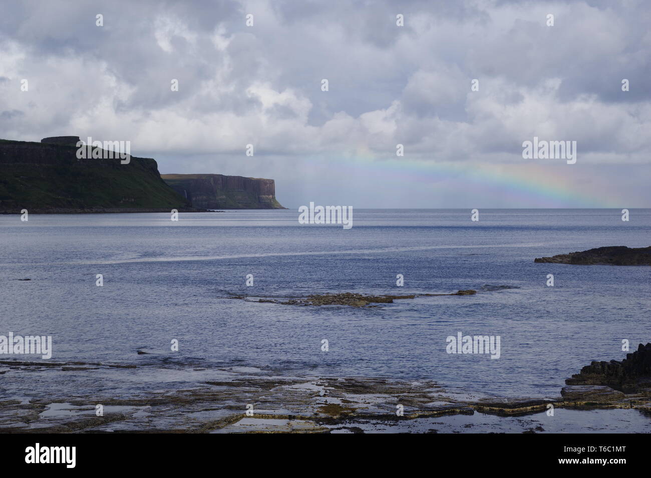 Kilt Rock und Mealt fällt unter einem Regenbogen aus Rubha nam Brathairean (Brüder) North East Skye, inneren Hebridies, Schottland, Großbritannien. Stockfoto