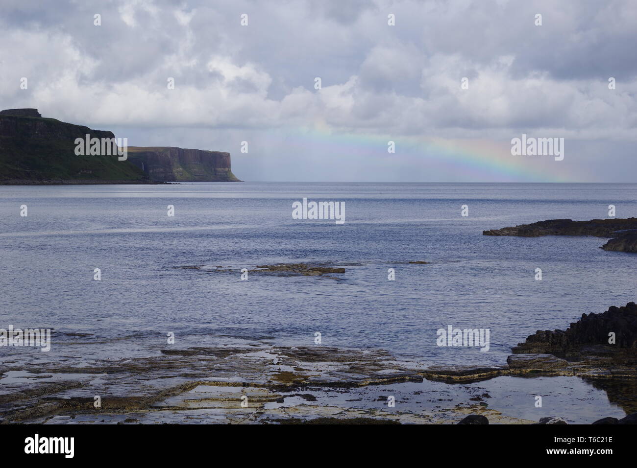 Kilt Rock und Mealt fällt unter einem Regenbogen aus Rubha nam Brathairean (Brüder) North East Skye, inneren Hebridies, Schottland, Großbritannien. Stockfoto