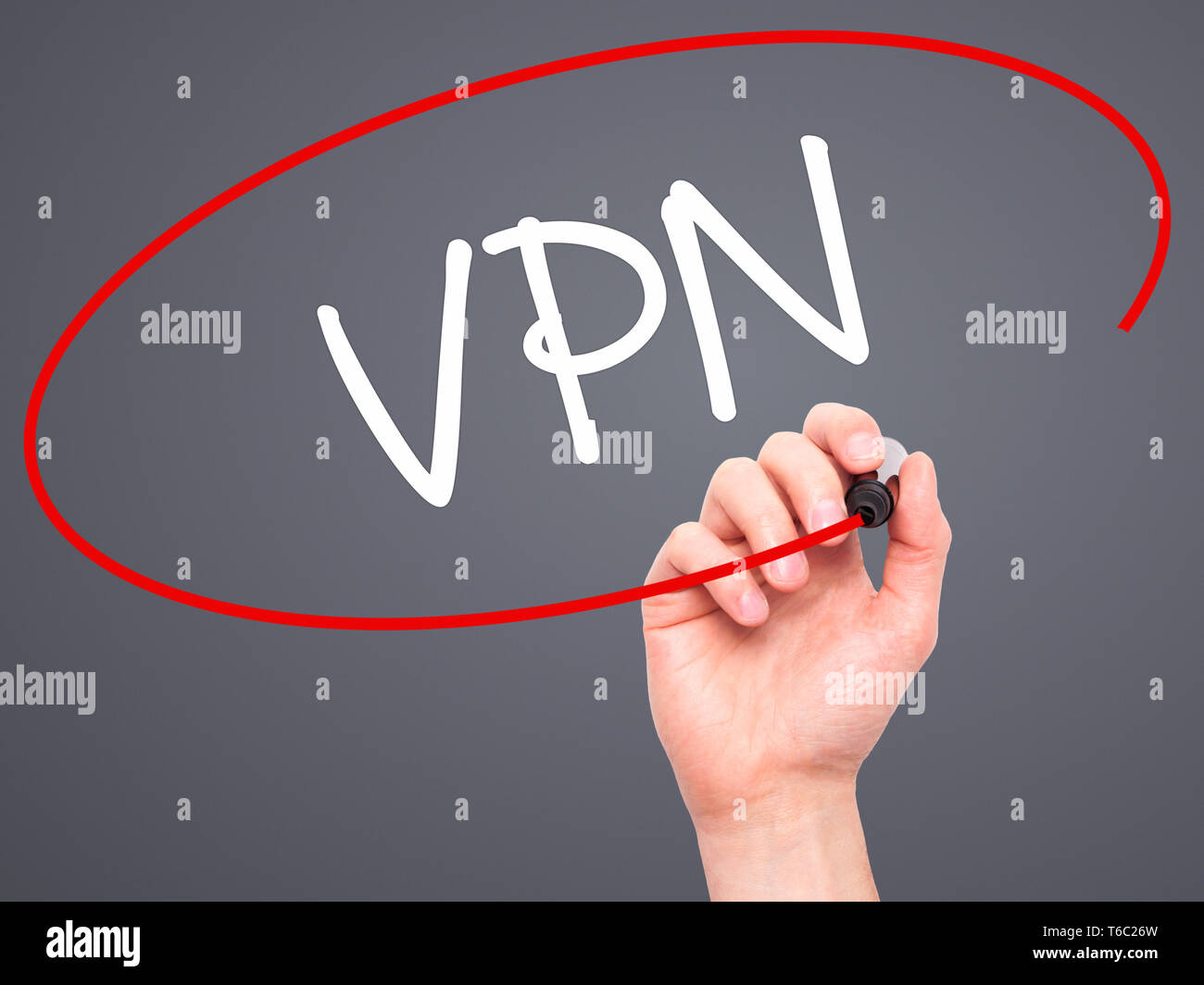 Mann Hand schreiben VPN (Virtual Private Network) mit schwarzem Marker auf visuelle Bildschirm Stockfoto