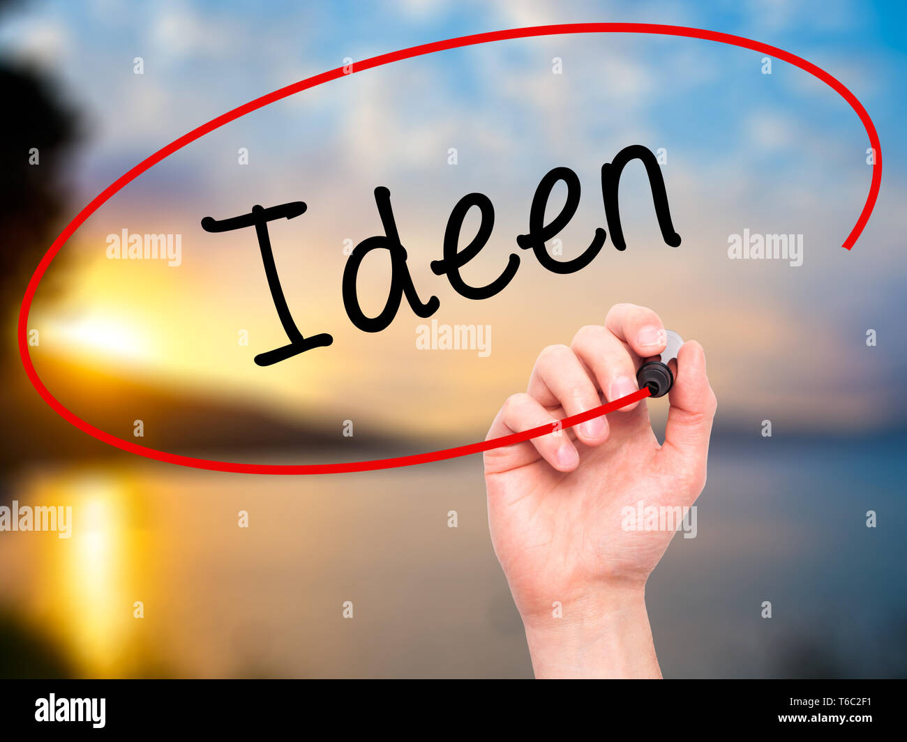 Mann Hand schreiben Ideen (Ideas) mit schwarzem Marker auf visuelle Bildschirm Stockfoto