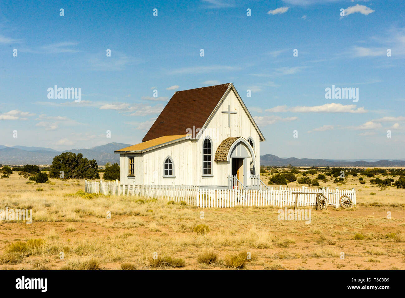Altmodische weiße Kirche im Land durch offenen Feldern umgeben. Stockfoto