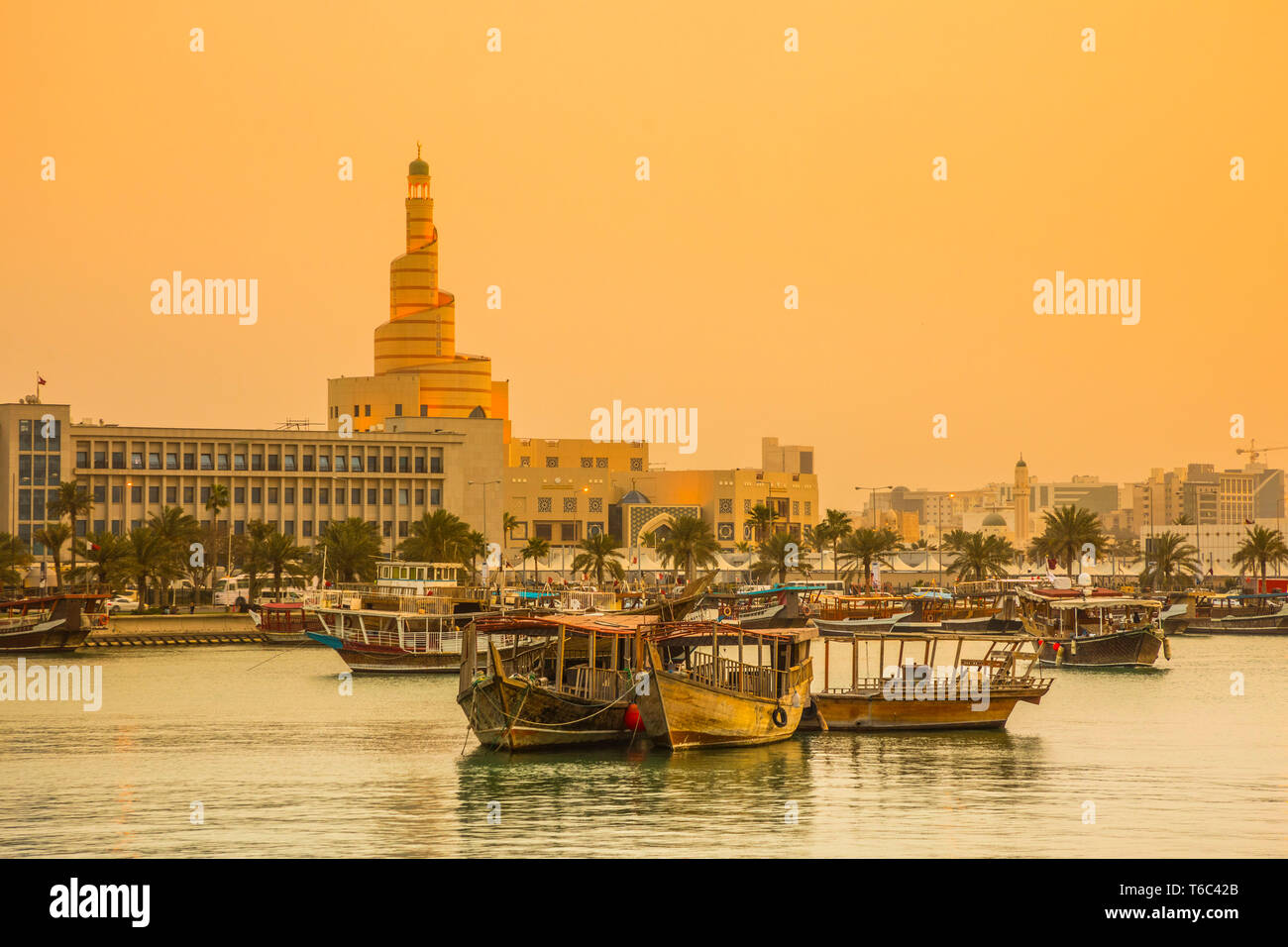 Sprial Moschee der Qatar Islamische Zentrum und Dhow-hafen, Doha, Qatar Stockfoto