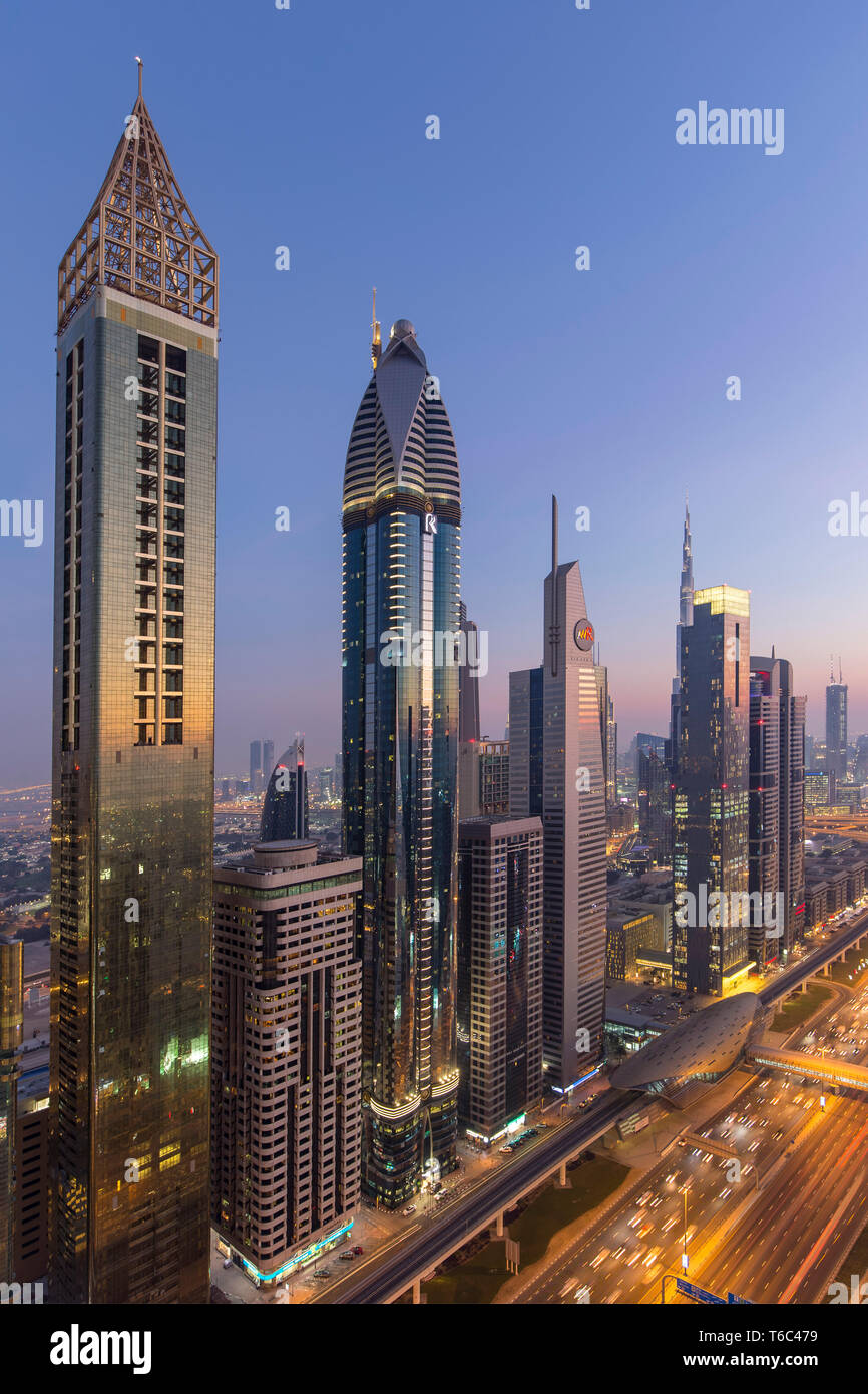 UAE, Dubai, Sheik Zayed Road, Gevora Hotel (ganz links - höchstes Hotel der Welt, 2018) Stockfoto