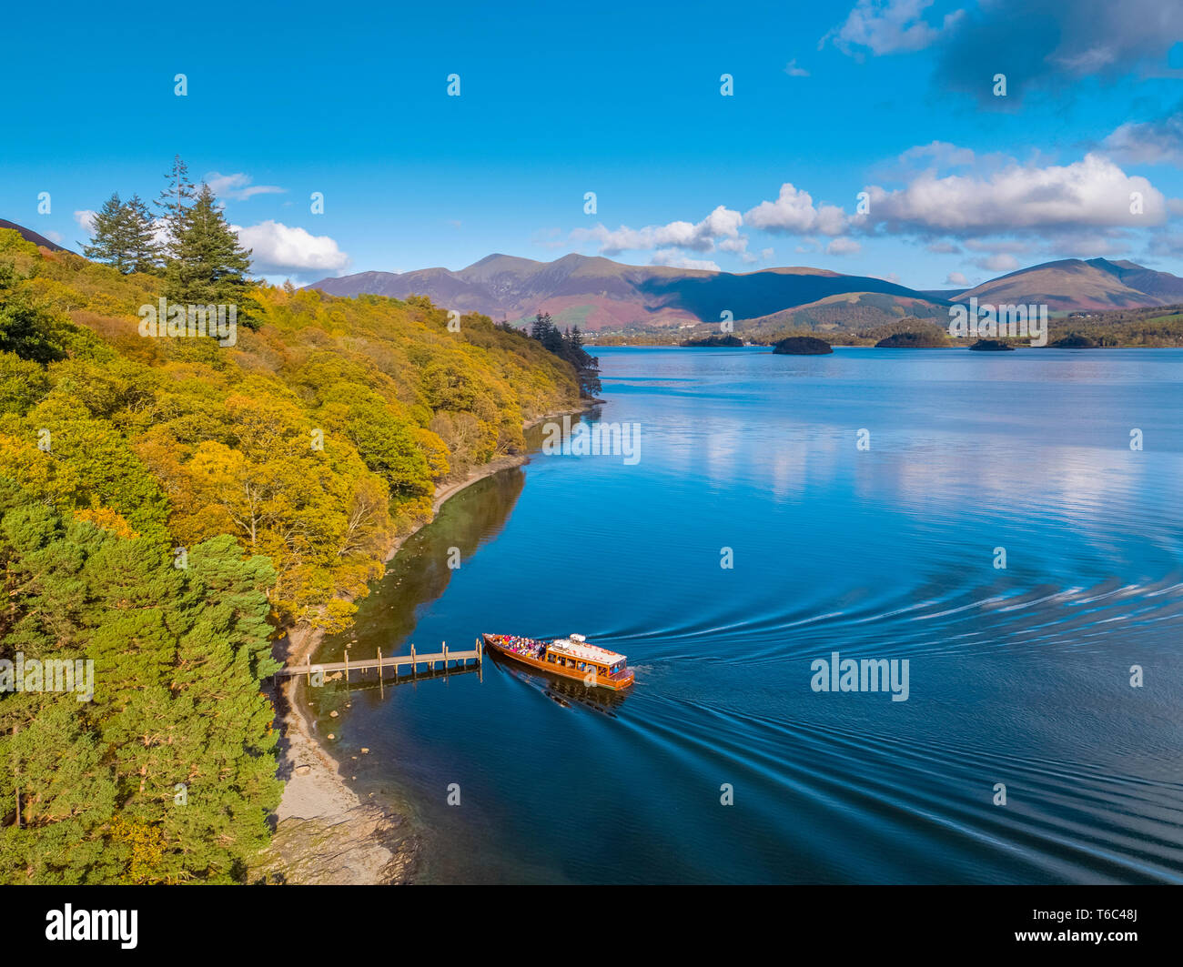 UK, Cumbria, Lake District, Keswick, Brandlehow Jetty und Fähre Stockfoto