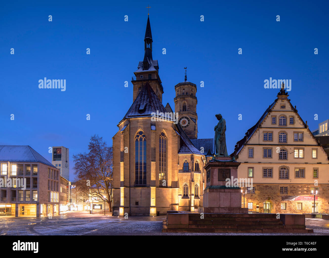 Stiftskirche in Schillerplatz in der Morgendämmerung, Stuttgart, Baden-Württemberg, Deutschland Stockfoto