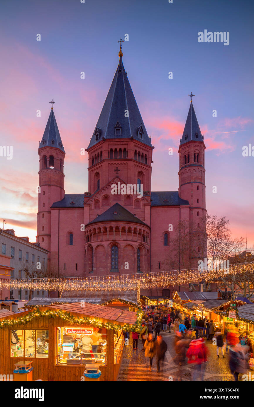 Weihnachtsmarkt in der Dämmerung, Mainz, Rheinland-Pfalz, Deutschland Stockfoto