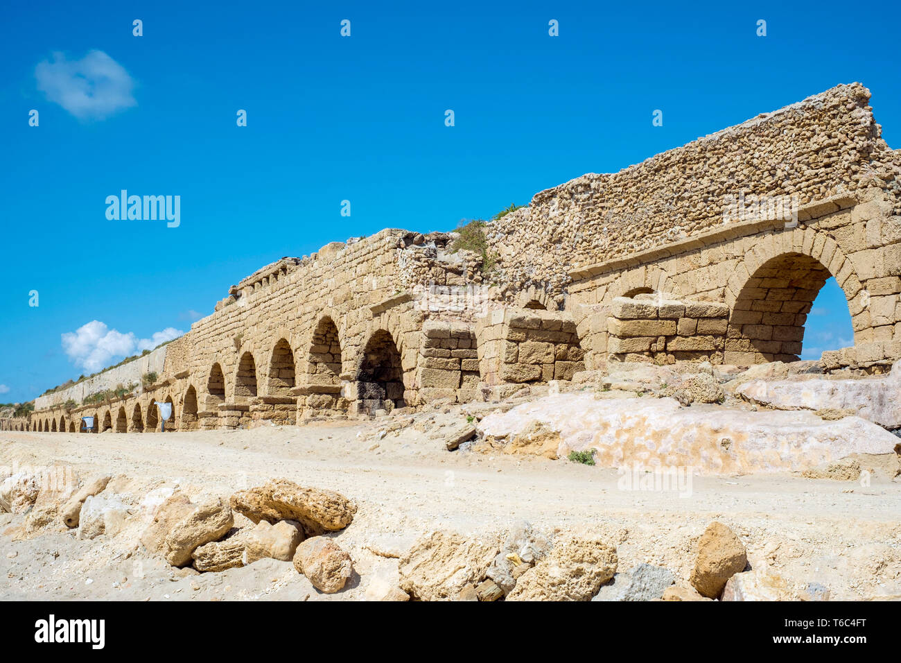Israel, Haifa District, Caesaria. Ruinen der römischen Aquädukt am Strand entlang der Mittelmeerküste. Stockfoto