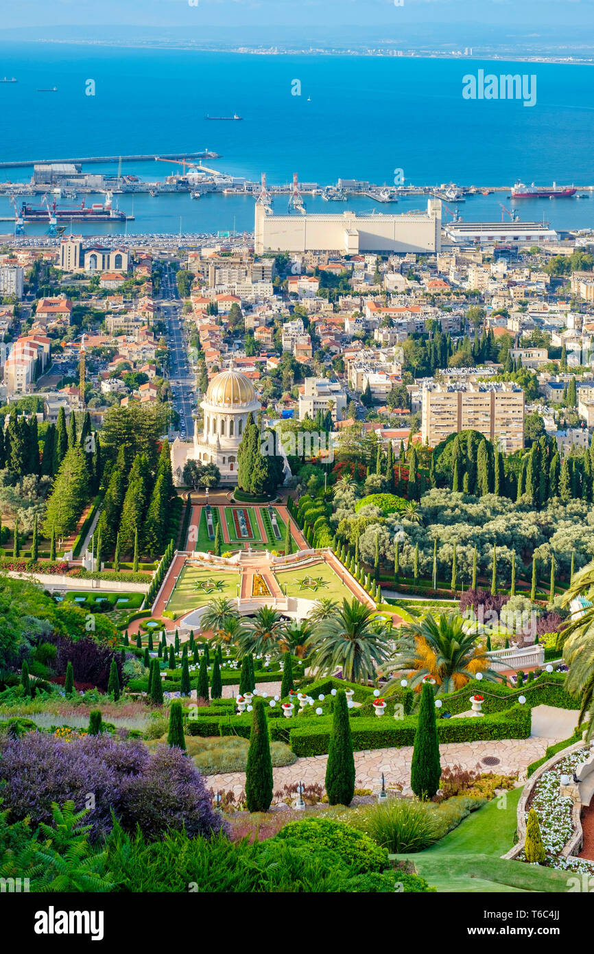 Israel, Haifa District, Haifa. Die Baha'i Gärten und Gebäuden in der Innenstadt von Haifa, vom Berg Karmel gesehen. Stockfoto