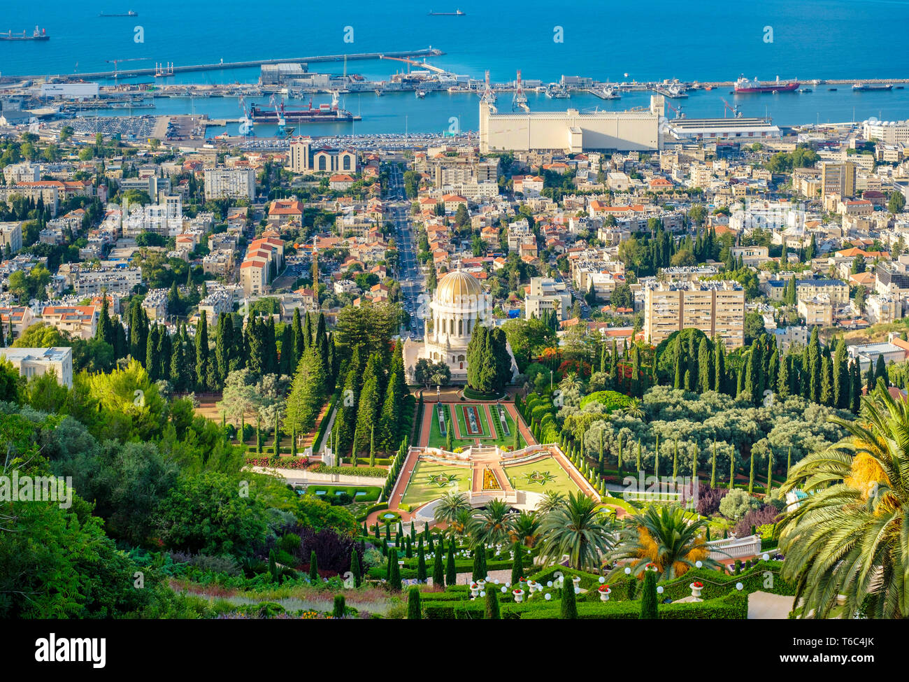 Israel, Haifa District, Haifa. Die Baha'i Gärten und Gebäuden in der Innenstadt von Haifa, vom Berg Karmel gesehen. Stockfoto