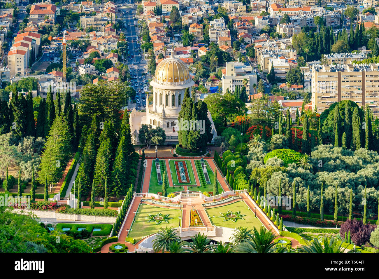 Israel, Haifa District, Haifa. Die Baha'i Gärten und der Schrein des Bab, und Gebäude in der Innenstadt von Haifa, vom Berg Karmel gesehen. Stockfoto