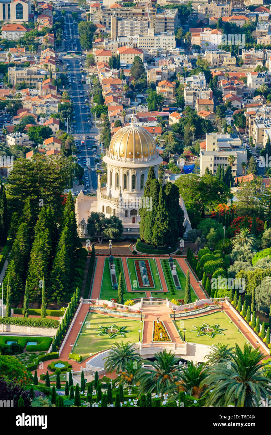 Israel, Haifa District, Haifa. Die Baha'i Gärten und der Schrein des Bab, und Gebäude in der Innenstadt von Haifa, vom Berg Karmel gesehen. Stockfoto