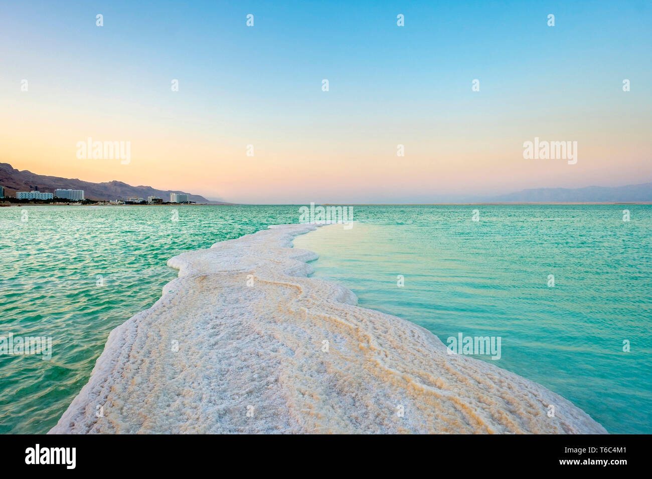 Israel, South District, Ein Bokek. Salz Formationen auf dem Toten Meer bei Sonnenuntergang. Stockfoto