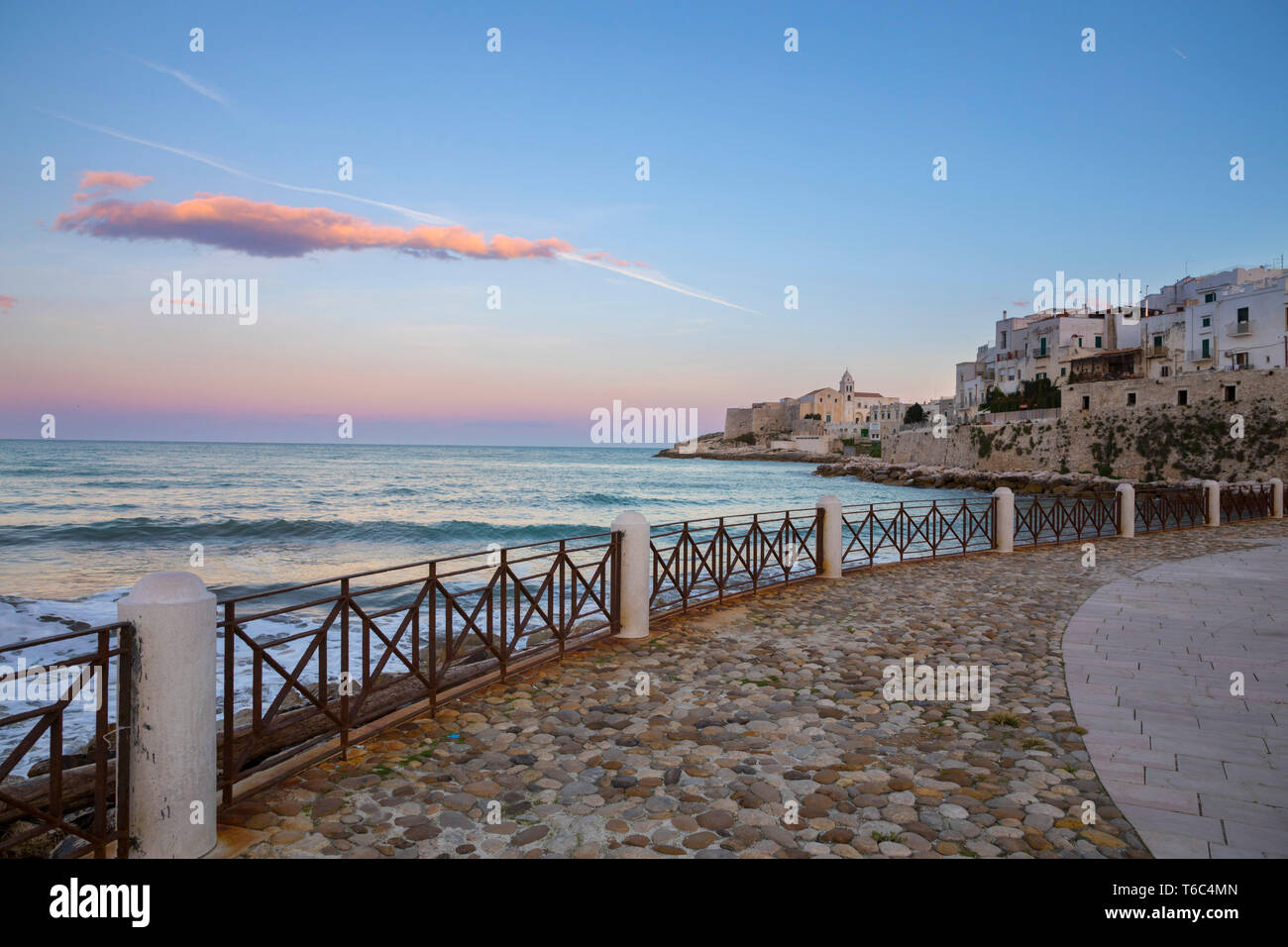 Italien, Apulien (Puglia), Mittelmeer, Adria, Adria, Foggia, Gargano, Promenade in Vieste bei Sonnenuntergang Stockfoto