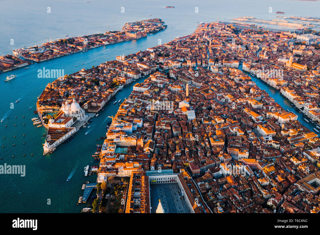 Luftaufnahme der Stadt bei Sonnenaufgang, Venedig, Italien Stockfoto