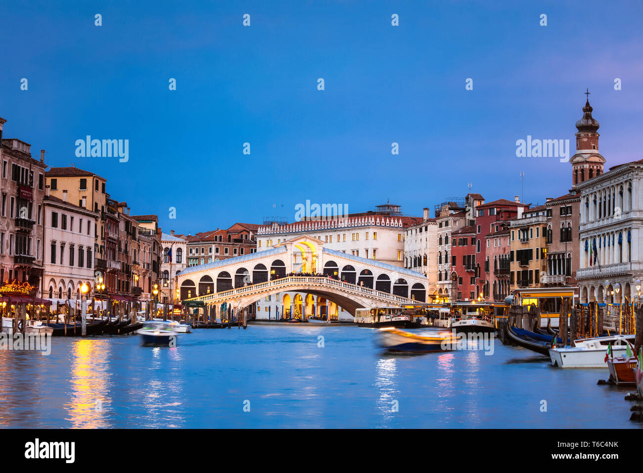 Rialto Brücke über den Canal Grande in der Dämmerung, Venedig, Italien Stockfoto