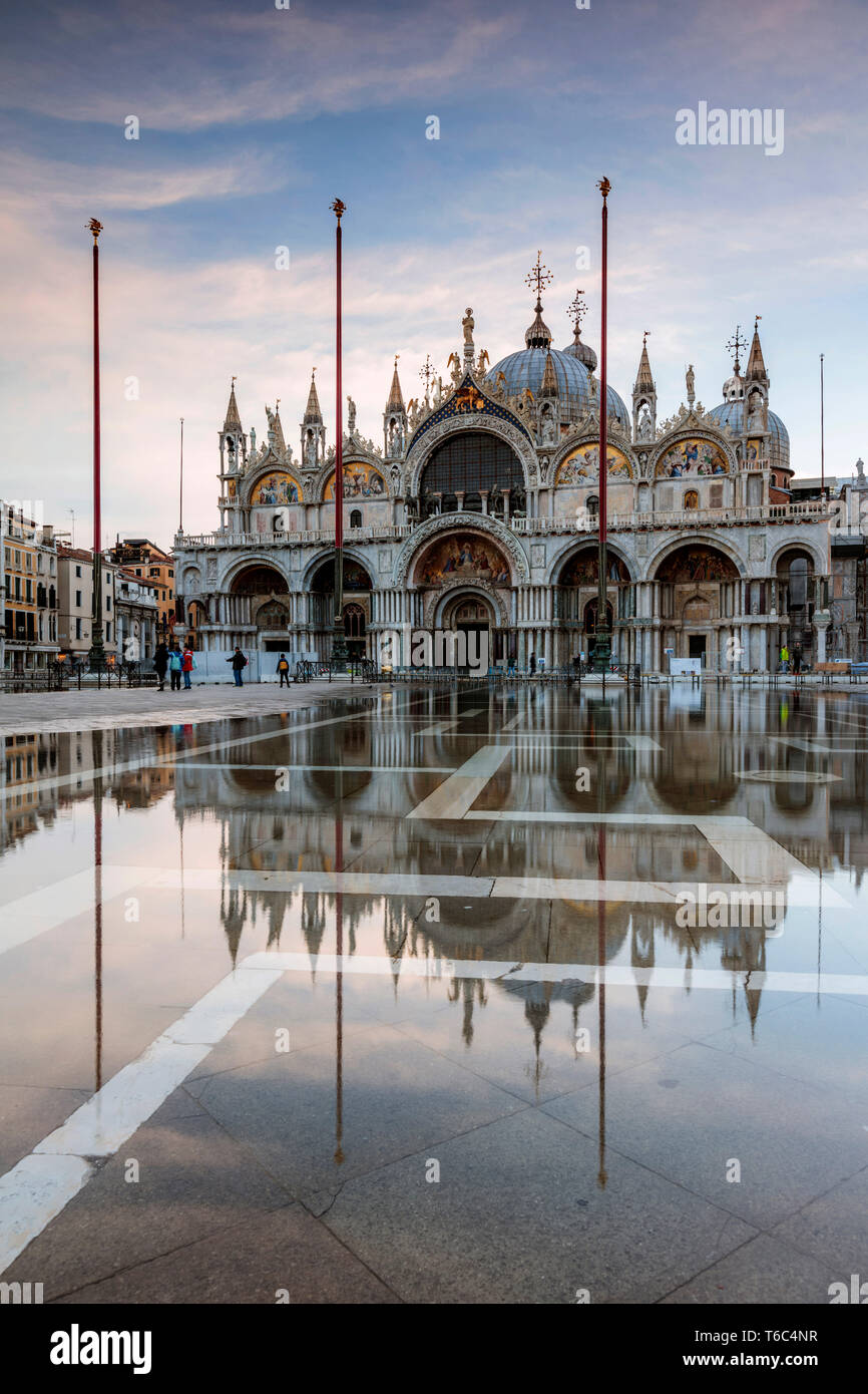 St Mark's Platz, der von der Flut überschwemmt (Acqua Alta), Venedig, Italien Stockfoto