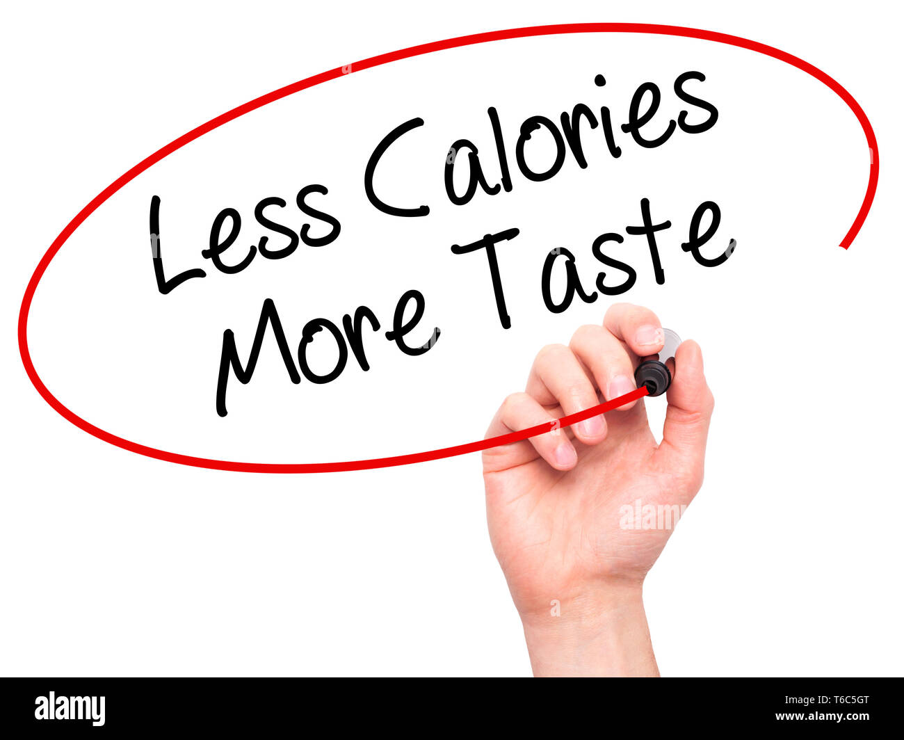 Mann Hand schreiben weniger Kalorien mehr Geschmack mit schwarzem Marker auf visuelle Bildschirm Stockfoto