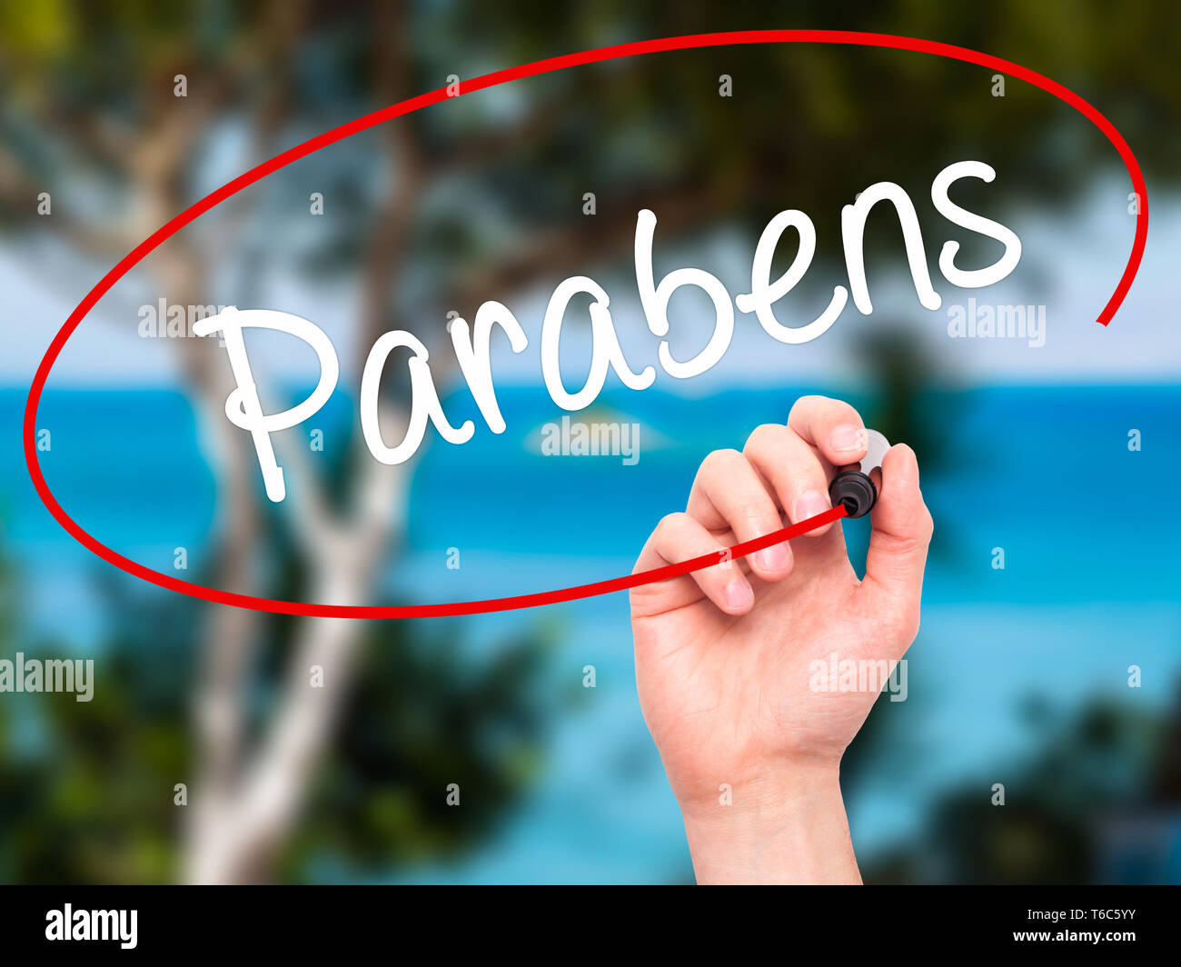 Mann Hand schreiben Parabene (Happy Birthday in Portugiesisch) mit schwarzem Marker auf visuelle Bildschirm Stockfoto