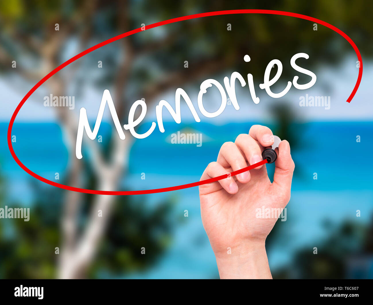Mann Hand schreiben Erinnerungen mit schwarzem Marker auf visuelle Bildschirm Stockfoto