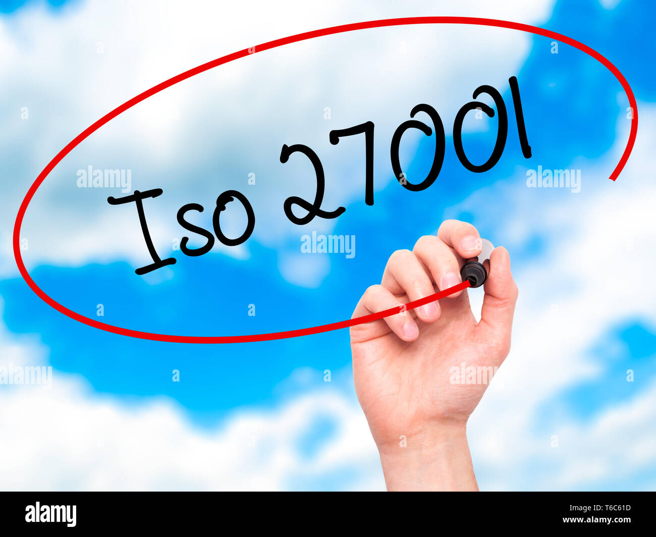 Mann Hand schreiben ISO 27001 mit schwarzem Marker auf visuelle Bildschirm Stockfoto