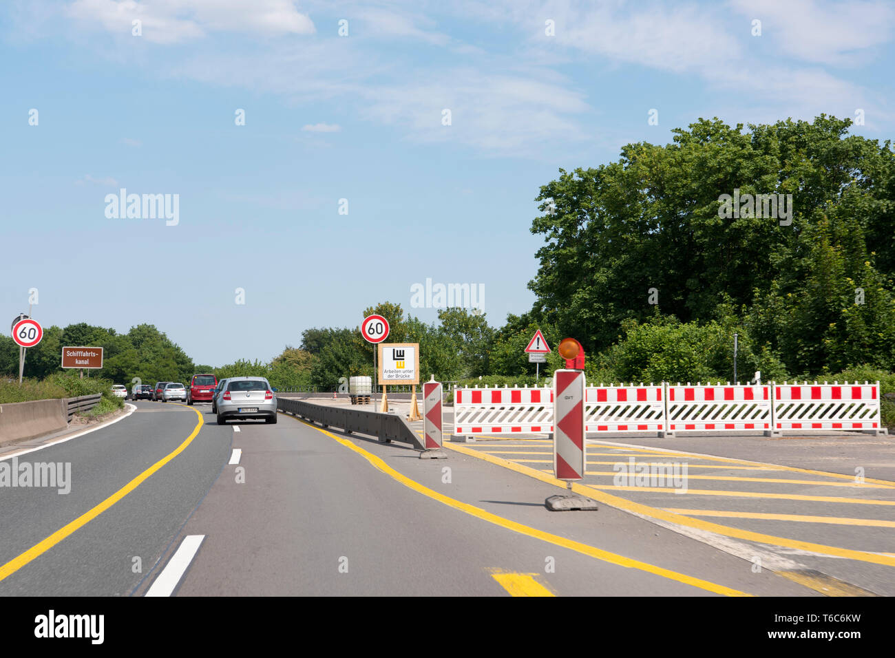 Deutschland, Nordrhein-Westfalen, Mühlheim an der Ruhr, Autobahn A 40 westlich der Brücke über den Ruhrschiffahrtskanal Stockfoto
